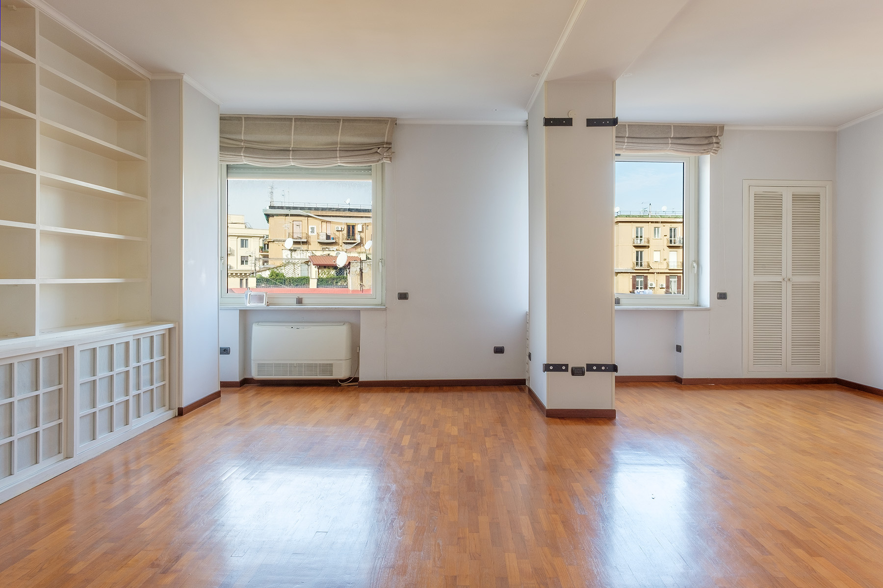 Appartamento in Vendita a Napoli: 5 locali, 240 mq - Foto 2
