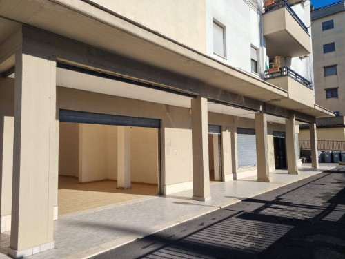 Locale/Negozio in vendita a Fonte Nuova in zona 