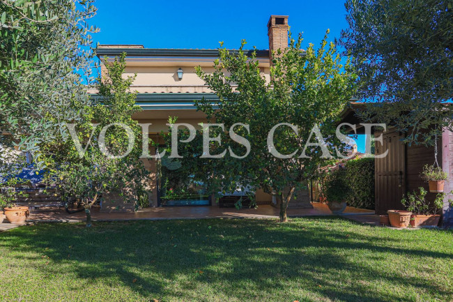 Villa bifamiliare in vendita a Guidonia Montecelio in zona Parco Azzurro