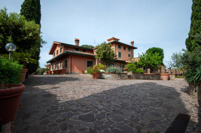 Apartment building for sale in Roma in Torresina area
