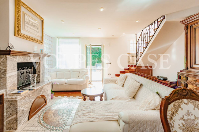 Villa bifamiliare in vendita a Fonte Nuova in zona Tor Lupara