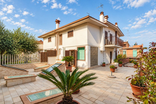 Villa bifamiliare in vendita a Fonte Nuova in zona Tor Lupara