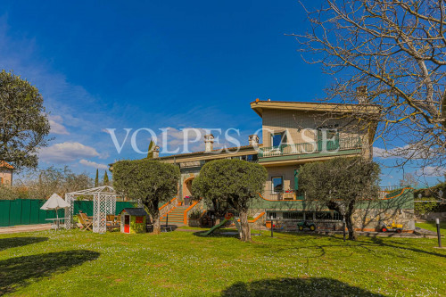 Villa trifamiliare in affitto a Roma in zona Prato Lauro