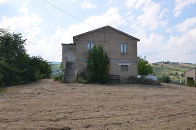 Casale Colonico in vendita a Castignano