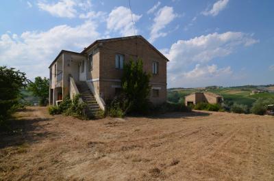 Casale Colonico in vendita a Castignano