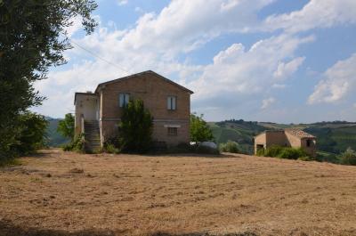 Casale Colonico in vendita a Castignano