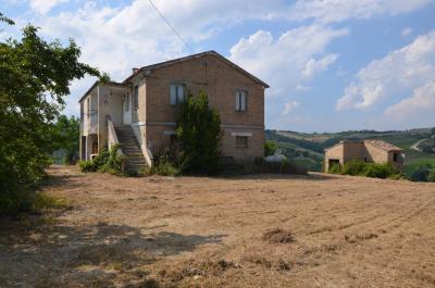 Casale Colonico in vendita a Castignano