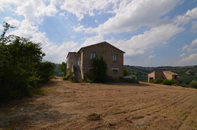 Casale Colonico in vendita a Castignano