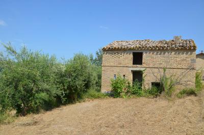 Casale Colonico in vendita a Castignano
