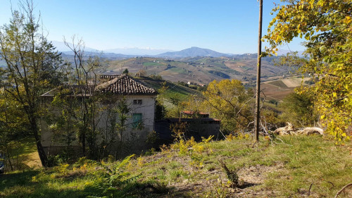 Casale Colonico in vendita a Carassai