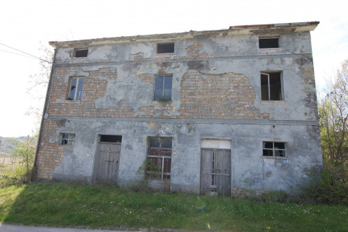 Casale Colonico in vendita a Castignano