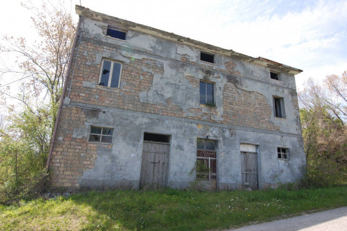 Casale Colonico in vendita a Castignano