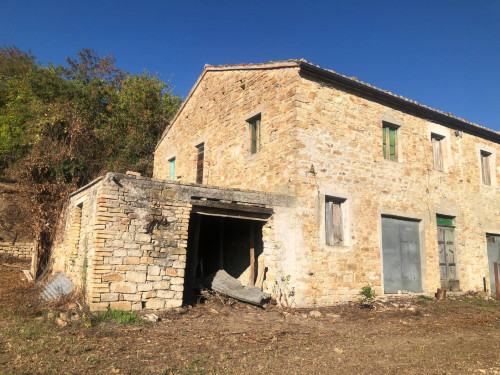 Casale Colonico in Vendita a Santa Vittoria in Matenano