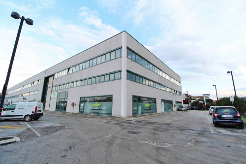 Edificio Industriale / Artigianale in affitto a San Benedetto del Tronto