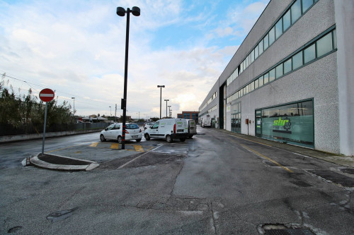 Edificio Industriale / Artigianale in affitto a San Benedetto del Tronto