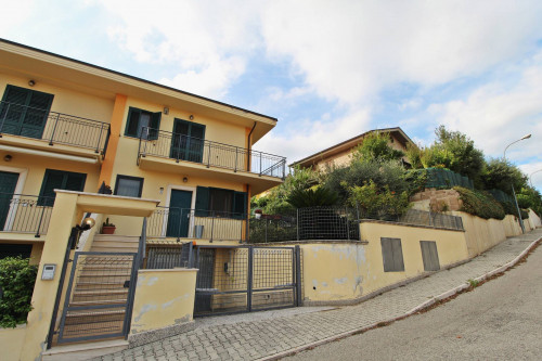 Villino a  schiera / bifamiliare in Vendita a Monsampolo del Tronto