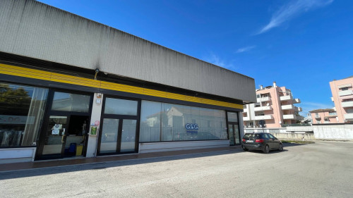 Locale Commerciale in vendita a San Benedetto del Tronto