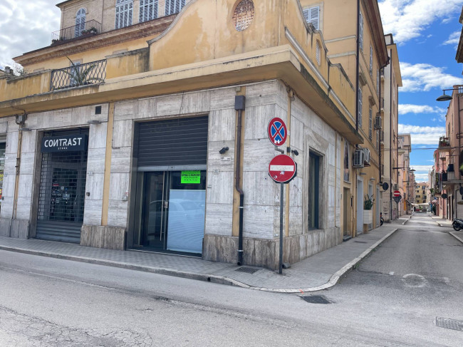 Fondo commerciale in affitto a San Benedetto Del Tronto (AP)