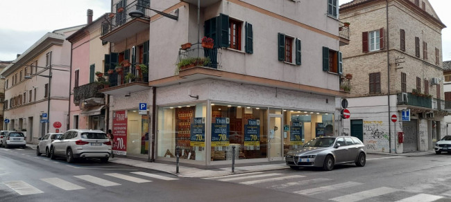 Locale Commerciale in affitto a San Benedetto del Tronto