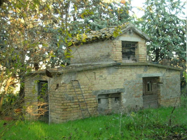 Casale Colonico in vendita a Castignano