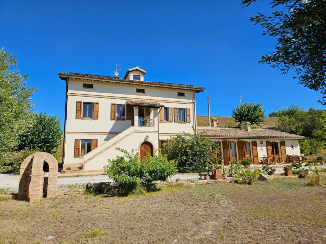 Casale Colonico in Vendita a Montecassiano