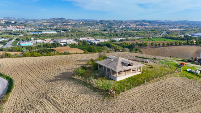 Villa in vendita a Ancarano (TE)