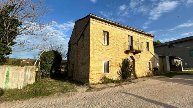 Casale Colonico in Vendita a Castignano