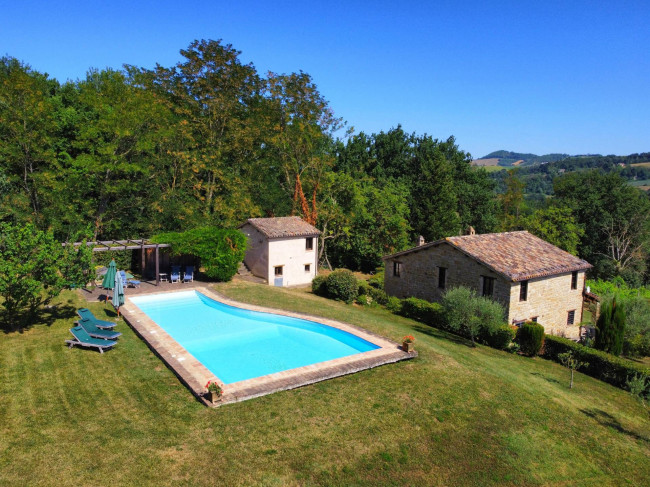 Casale Colonico Rustico in Vendita a Gualdo