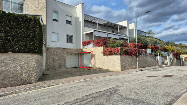 Locale Artigianale / Deposito in vendita a Grottammare