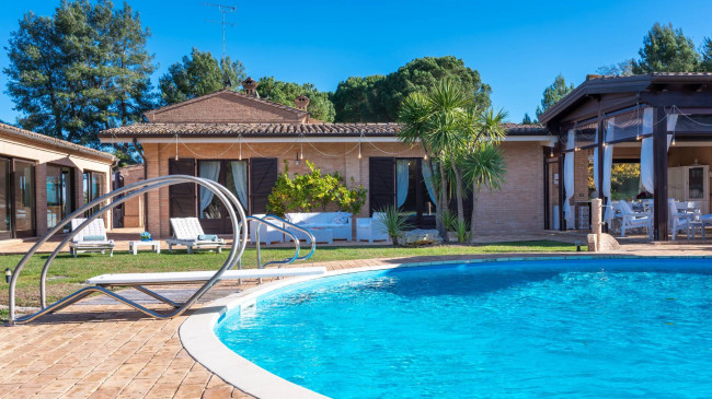Casale Colonico in vendita a Civitanova Marche