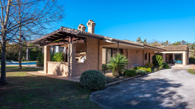 Casale Colonico in vendita a Civitanova Marche
