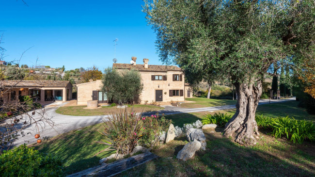 Casale Colonico in vendita a Civitanova Marche