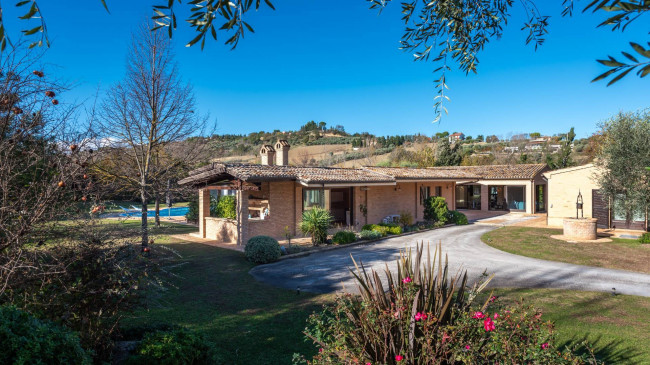 Casale Colonico in vendita a Civitanova Marche