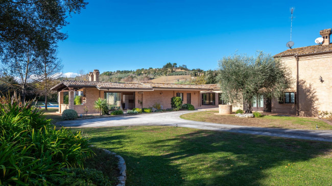 Casale Colonico in vendita a Civitanova Marche
