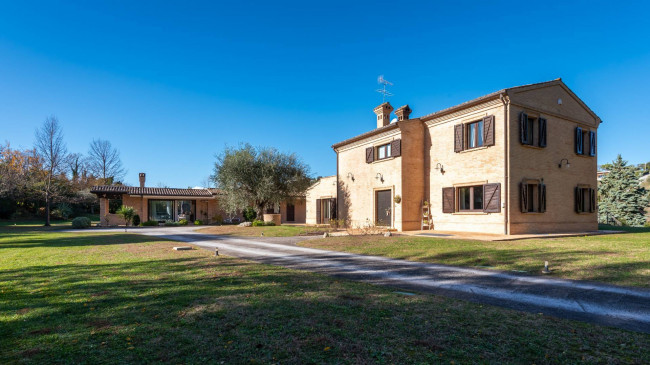 Casale Colonico in vendita a Civitanova Marche