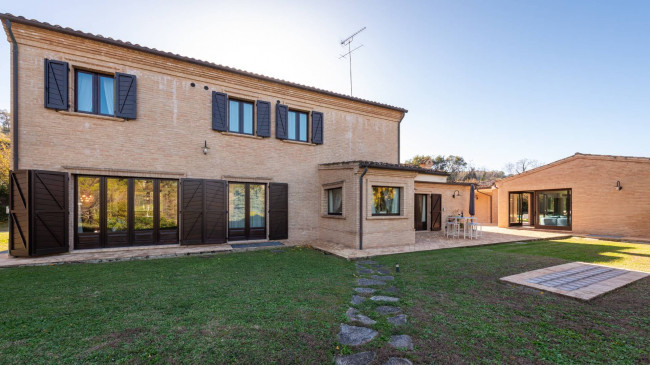 Casale Colonico in vendita a Civitanova Marche