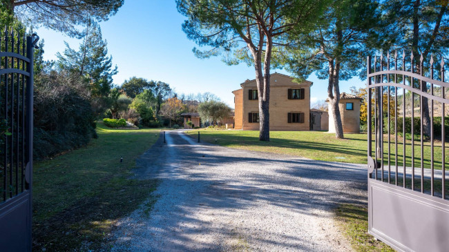 Casale Colonico in vendita a Civitanova Marche