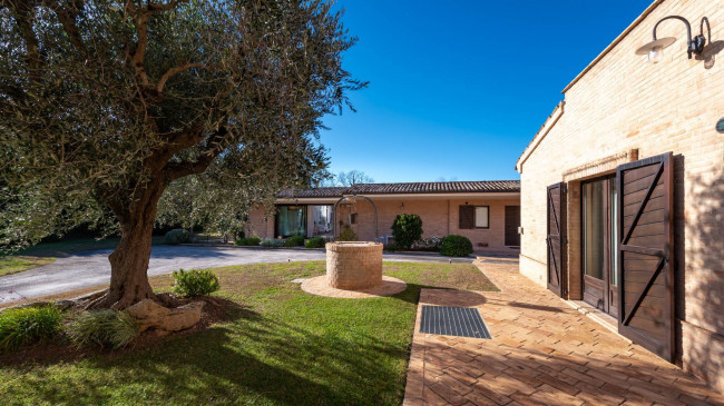 Casale Colonico in vendita a Civitanova Marche