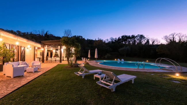 Casale Colonico in vendita a Civitanova Marche