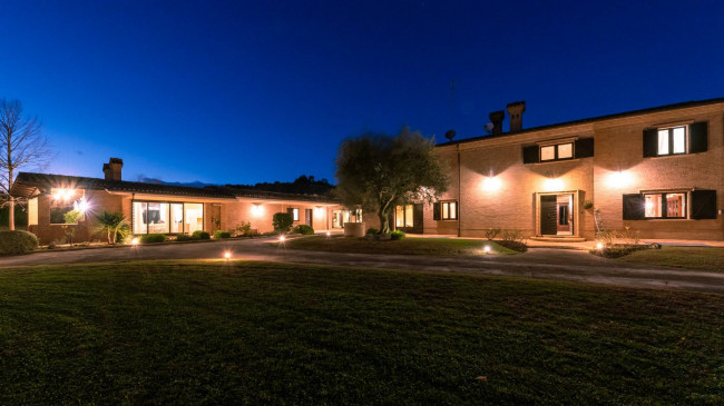 Casale Colonico in vendita a Civitanova Marche