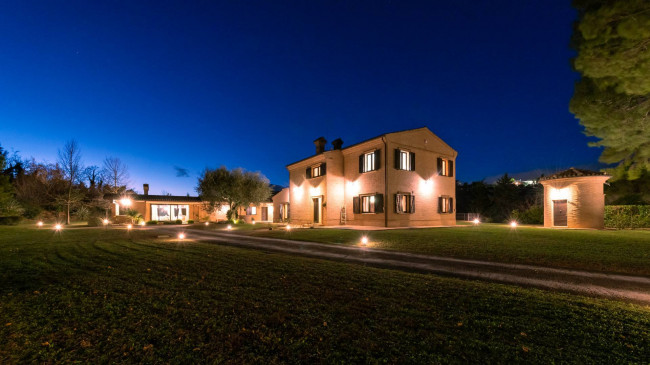 Casale Colonico in vendita a Civitanova Marche