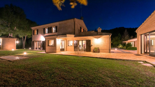Casale Colonico in vendita a Civitanova Marche