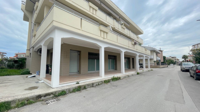 Locale Commerciale in affitto a Martinsicuro
