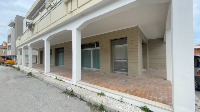Locale Commerciale in affitto a Martinsicuro
