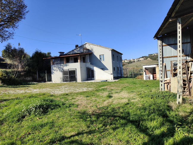 Casale Colonico Rustico in vendita a Spinetoli