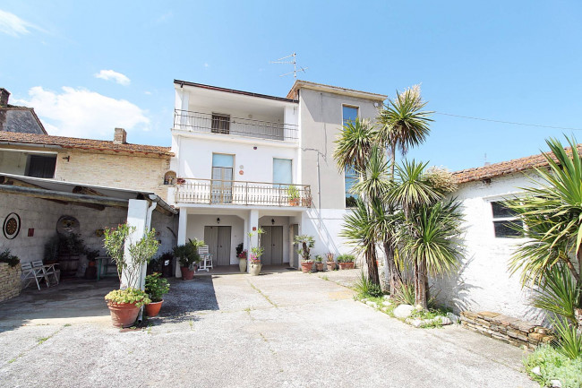 Casa cielo - terra in Vendita a Monsampolo del Tronto