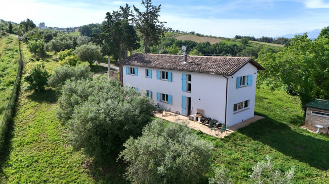 Casale Colonico Rustico in Vendita a Castorano