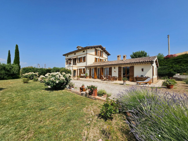 Casale Colonico Rustico in Vendita a Montecassiano