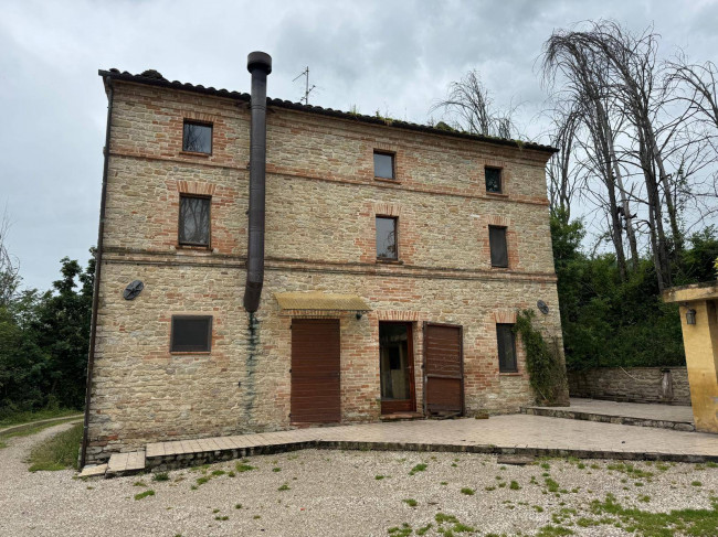 Casale Colonico Rustico in Affitto a Montefalcone Appennino