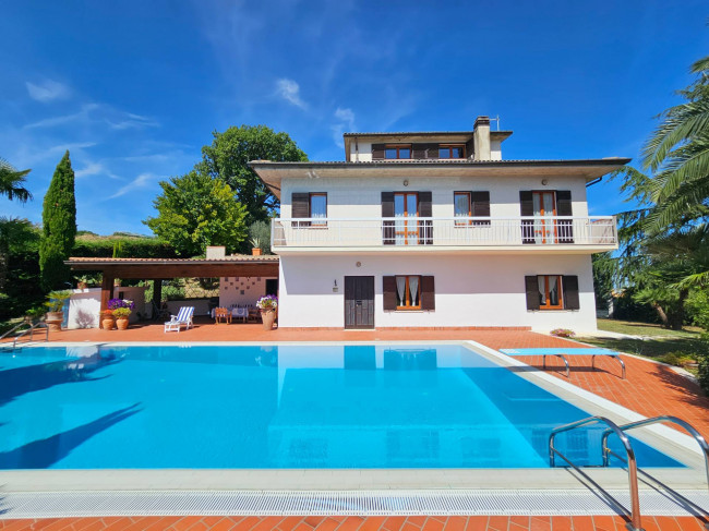 Casale Colonico Rustico in vendita a Castignano